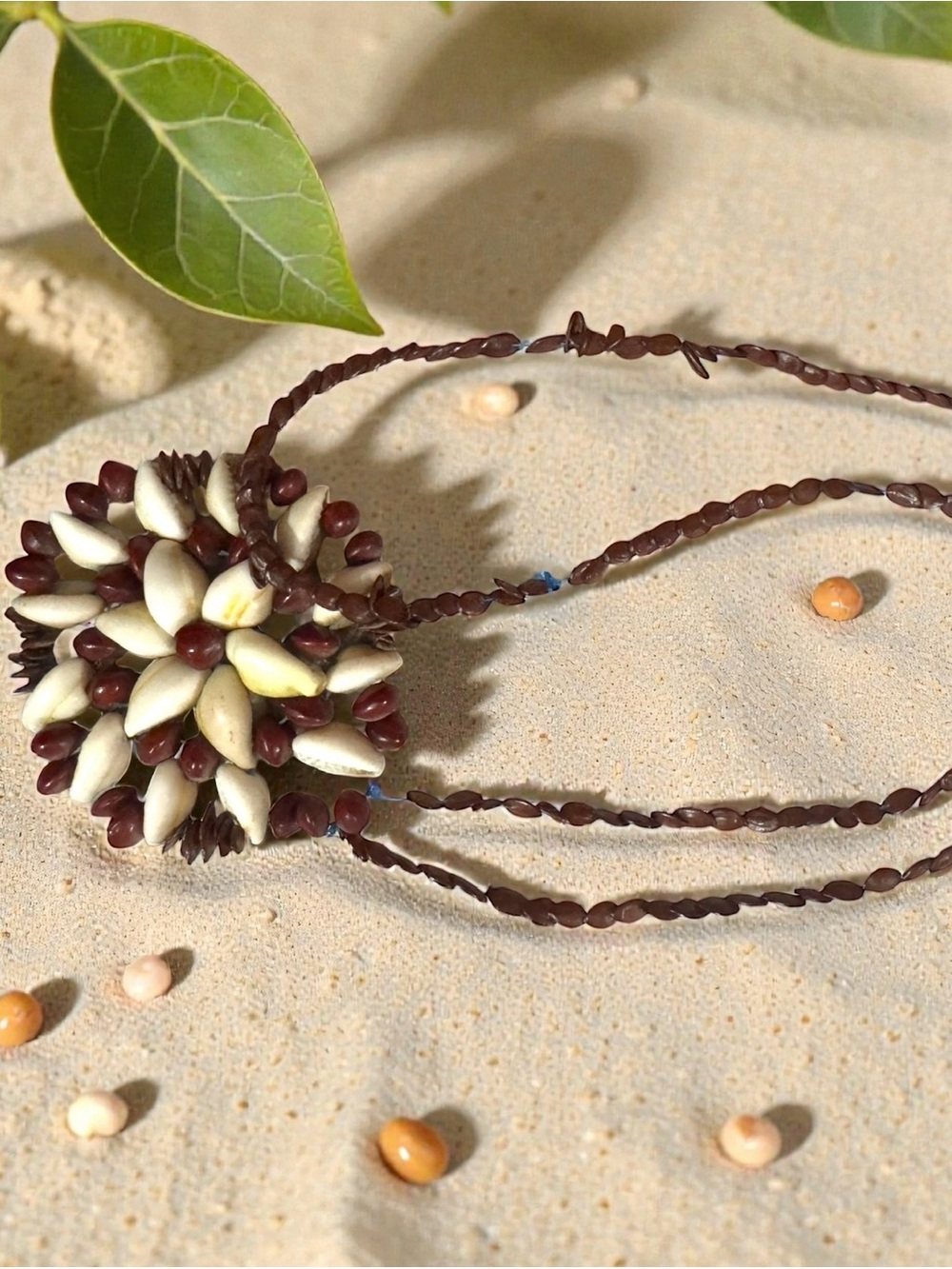 Vintage 1970’s Handcrafted Tahitian Cowrie Shell Flower Pendant Necklace - Picture 5 of 5